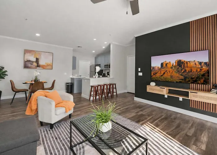 Apartment Luxury 2br Escape Ev Parking Pool Views & Pet-friendly *