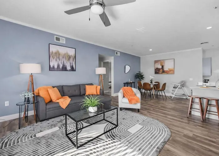 Luxury 2br Escape Ev Parking Pool Views & Pet-friendly