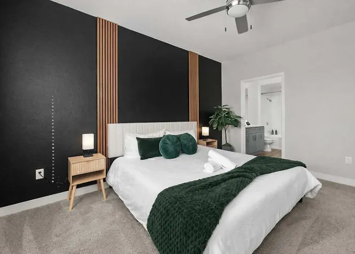 Luxury 2br Escape Ev Parking Pool Views & Pet-friendly Apartment Scottsdale