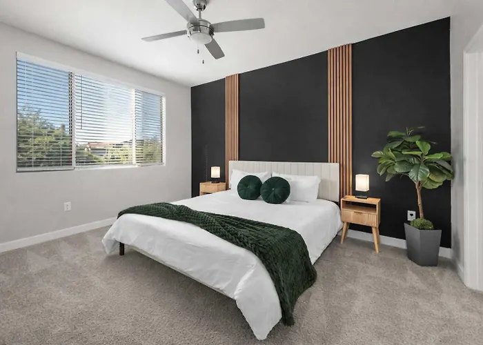 Luxury 2br Escape Ev Parking Pool Views & Pet-friendly Apartment Scottsdale