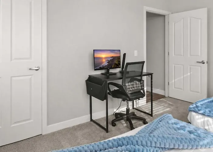 Luxury 2br Escape Ev Parking Pool Views & Pet-friendly