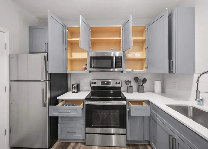 Luxury 2br Escape Ev Parking Pool Views & Pet-friendly *