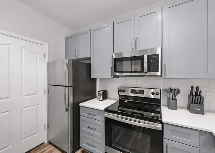 Luxury 2br Escape Ev Parking Pool Views & Pet-friendly