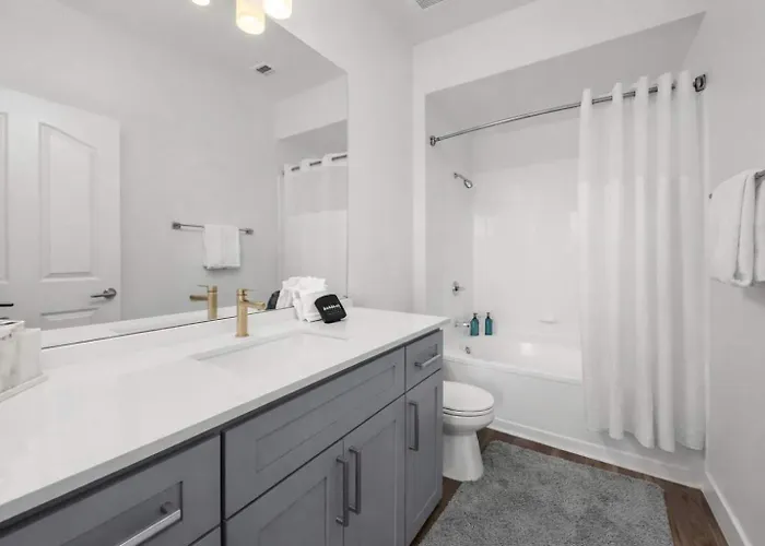 Luxury 2br Escape Ev Parking Pool Views & Pet-friendly Apartment *