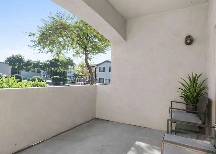 Luxury 2br Escape Ev Parking Pool Views & Pet-friendly *